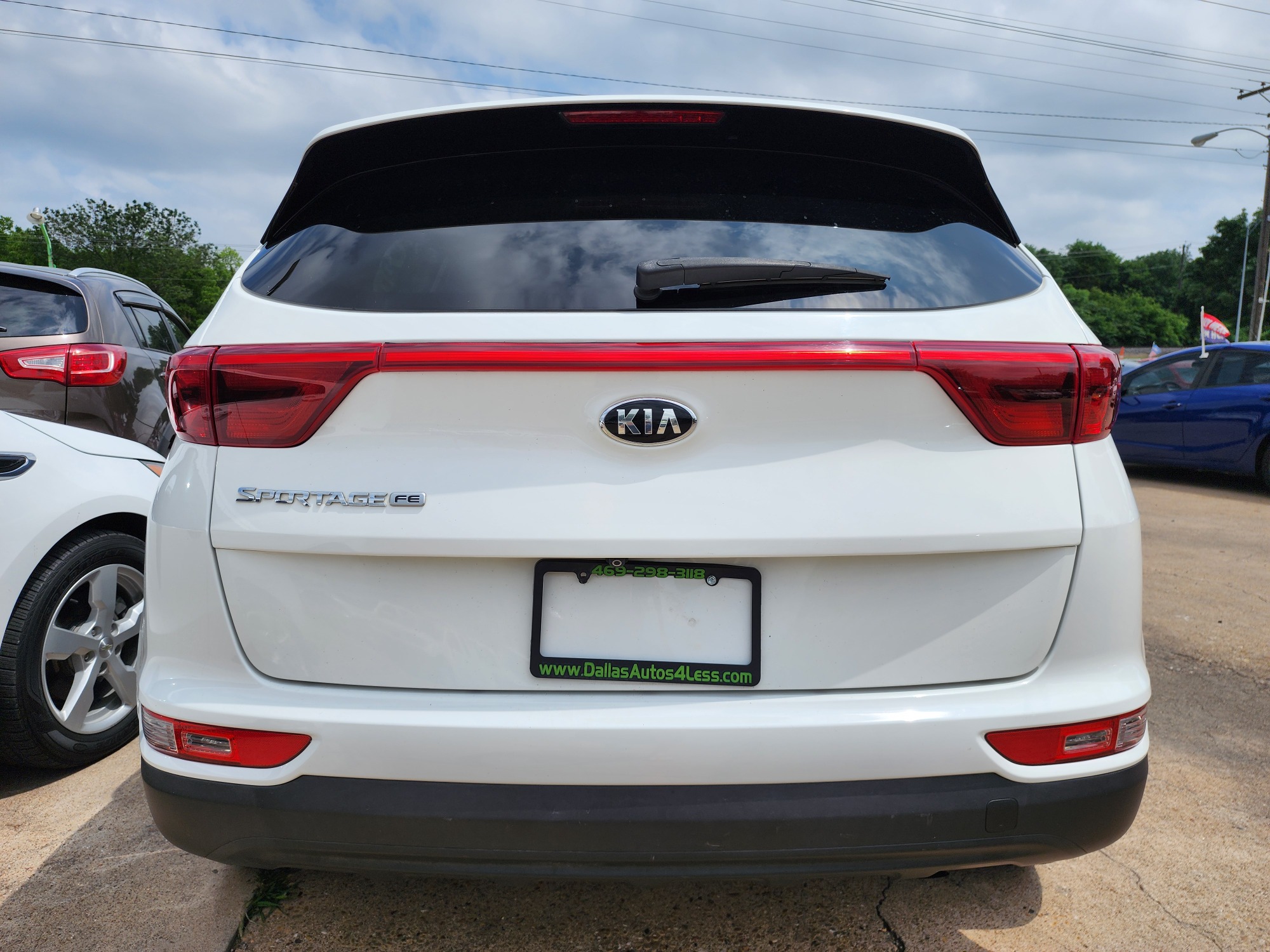 2017 WHITE Kia Sportage LX (KNDPM3AC2H7) with an 2.4L V6 DOHC 24V engine, 6A transmission, located at 2660 S.Garland Avenue, Garland, TX, 75041, (469) 298-3118, 32.885551, -96.655602 - Welcome to DallasAutos4Less, one of the Premier BUY HERE PAY HERE Dealers in the North Dallas Area. We specialize in financing to people with NO CREDIT or BAD CREDIT. We need proof of income, proof of residence, and a ID. Come buy your new car from us today!! This is a SUPER CLEAN 2017 KIA SPORTA - Photo #4